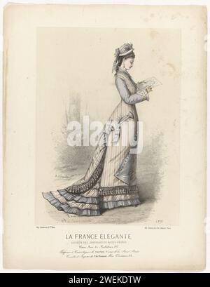 Elegantes Frankreich, CA. 1878, L.N.82: Parfums and Cosmetics (...), um 1878 stehende Frau mit einem Papier in den Händen. Sie trägt ein beiges gestreiftes Kleid mit hellblauen langen Ärmeln und Rüschen. Überzug mit einer Seitentasche, verziert mit Quasten am Saum. Unterer Rock mit einem Schlepptau mit zwei Streifen hellblauer Rüschen. Auf dem Kopf ein beigefarbener Hut, der mit Blumen und hellblauem Band verziert ist. Unter der Performance einige Zeilen von Werbetexten für verschiedene Produkte. Druck aus dem Modemagazin La France élégante (1854-1890). Papierteller. Kopfbedeckung: Hut (+ Damenbekleidung). Kleid, Kleid (+ Damen Stockfoto