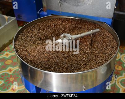 Röstung von Kaffeebohnen im Café O'Reilly in der Altstadt von Havanna, Kuba. Stockfoto