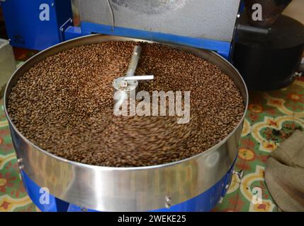 Röstung von Kaffeebohnen im Café O'Reilly in der Altstadt von Havanna, Kuba. Stockfoto