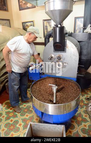 Röstung von Kaffeebohnen im Café O'Reilly in der Altstadt von Havanna, Kuba. Stockfoto