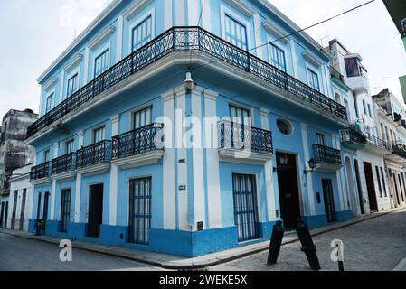 Ein wunderschönes altes blaues Gebäude in Old Havanna, Kuba. Stockfoto