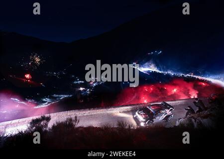 Gap, Fürstentum Monaco. Am 25. Januar 2024 stehen sie im Rahmen der FIA-Rallye-Weltmeisterschaft WRC Rallye Automobile Monte-Carlo 2024 25. Januar Gap, Frankreich Credit: Independent Photo Agency/Alamy Live News Stockfoto