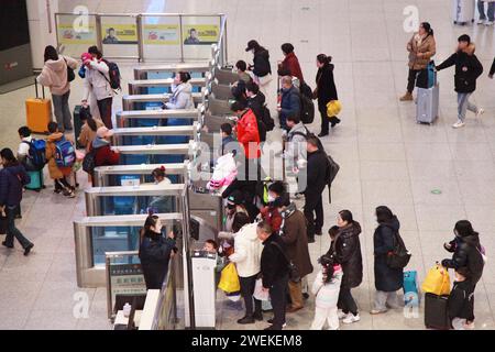 (240126) -- NANJING, 26. Januar 2024 (Xinhua) -- Passagiere stehen am Xuzhou East Railway Station in Xuzhou, ostchinesische Provinz Jiangsu, 26. Januar 2024 an. China leitete offiziell seine größte jährliche Bevölkerungswanderung am Freitag ein, 15 Tage vor dem Frühlingsfest oder dem Mondneujahr, mit rekordverdächtigen Reisezahlen. Laut Angaben des verkehrsministeriums des Landes dürften während der Reiseverkehrsperiode 2024 schätzungsweise 9 Milliarden Fahrgastfahrten unternommen werden. Davon werden 7,2 Milliarden Fahrten oder etwa 80 Prozent selbstfahrend, 1,8 Milliarden Fahrten Stockfoto