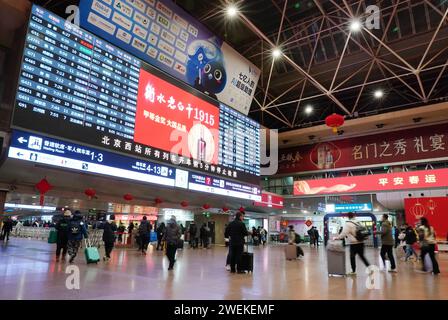 (240126) -- PEKING, 26. Januar 2024 (Xinhua) -- Passagiere werden am 26. Januar 2024 am Pekinger Westbahnhof in Peking, Hauptstadt Chinas, gesehen. China leitete offiziell seine größte jährliche Bevölkerungswanderung am Freitag ein, 15 Tage vor dem Frühlingsfest oder dem Mondneujahr, mit rekordverdächtigen Reisezahlen. Laut Angaben des verkehrsministeriums des Landes dürften während der Reiseverkehrsperiode 2024 schätzungsweise 9 Milliarden Fahrgastfahrten unternommen werden. Von den insgesamt 7,2 Milliarden Fahrten oder etwa 80 Prozent werden selbstfahrende Fahrten gemacht, während 1,8 Milliarden Fahrten verrückt sein werden Stockfoto