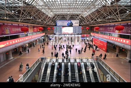 (240126) -- PEKING, 26. Januar 2024 (Xinhua) -- Passagiere werden am 26. Januar 2024 am Pekinger Westbahnhof in Peking, Hauptstadt Chinas, gesehen. China leitete offiziell seine größte jährliche Bevölkerungswanderung am Freitag ein, 15 Tage vor dem Frühlingsfest oder dem Mondneujahr, mit rekordverdächtigen Reisezahlen. Laut Angaben des verkehrsministeriums des Landes dürften während der Reiseverkehrsperiode 2024 schätzungsweise 9 Milliarden Fahrgastfahrten unternommen werden. Von den insgesamt 7,2 Milliarden Fahrten oder etwa 80 Prozent werden selbstfahrende Fahrten gemacht, während 1,8 Milliarden Fahrten verrückt sein werden Stockfoto