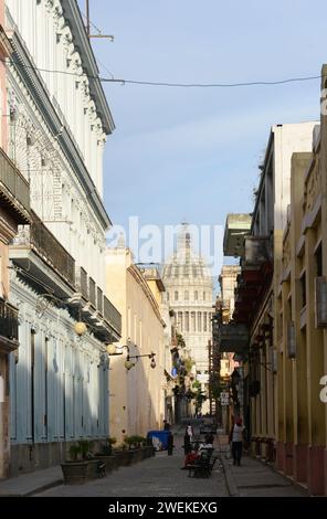 Das El Capitolio (nationales Kapitolgebäude) aus einer kleinen Straße in Old Havanna, Kuba. Stockfoto