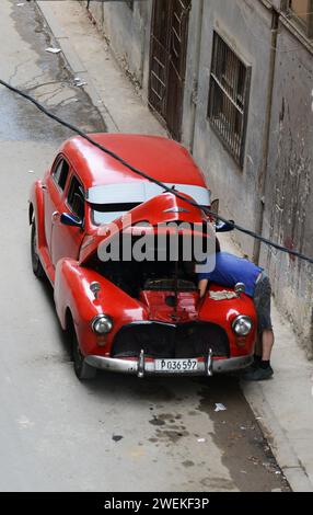 Ein alter roter Chevrolet-Wagen im alten Havanna, Kuba. Stockfoto