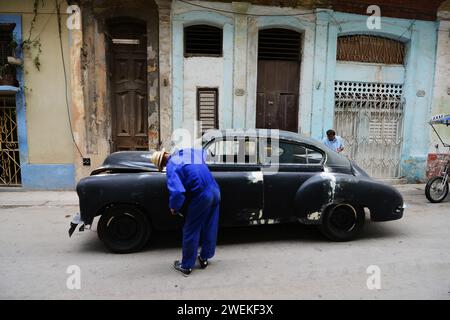 Repariert einen alten Chevrolet-Wagen auf der Straße in Old Havanna, Kuba. Stockfoto