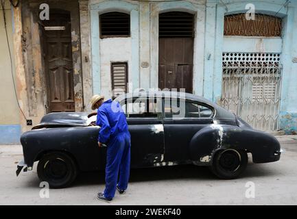 Repariert einen alten Chevrolet-Wagen auf der Straße in Old Havanna, Kuba. Stockfoto