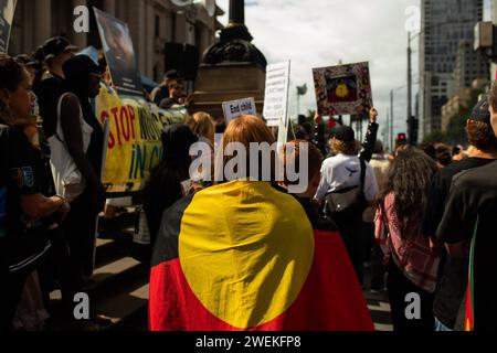 Melbourne, Victoria, Australien. Januar 2024. Tausende Demonstranten vor dem Parlamentsgebäude in Melbourne haben gegen den Australien-Tag demonstriert. Sie haben Gespräche zur Verteidigung der australischen Aborigines gehalten und erklärt, dass es tatsächlich ein Tag der Schande ist, da er den Beginn der englischen Kolonialisierung im Land feiert. (Kreditbild: © Ramon Buxo Martinez/ZUMA Press Wire) NUR REDAKTIONELLE VERWENDUNG! Nicht für kommerzielle ZWECKE! Stockfoto