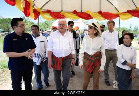 Ubon Ratchathani, Thailand. Januar 2024. Bundespräsident Frank-Walter Steinmeier und seine Frau Elke Büdenbender besuchen einen Pilotbetrieb für nachhaltige Reiszucht und Landnutzung und lassen sich die Anbaumethoden erklären. Der Demonstrationsbetrieb zur Ausbildung lokaler Landwirte wird durch ein GIZ-Projekt unterstützt. Bundespräsident Steinmeier und seine Frau besuchen Vietnam und Thailand während einer viertägigen Reise nach Südostasien. Quelle: Bernd von Jutrczenka/dpa/Alamy Live News Stockfoto