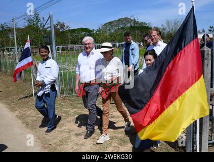 Ubon Ratchathani, Thailand. Januar 2024. Bundespräsident Frank-Walter Steinmeier und seine Frau Elke Büdenbender besuchen einen Pilotbetrieb für nachhaltige Reiszucht und Landnutzung und lassen sich die Anbaumethoden erklären. Der Demonstrationsbetrieb zur Ausbildung lokaler Landwirte wird durch ein GIZ-Projekt unterstützt. Bundespräsident Steinmeier und seine Frau besuchen Vietnam und Thailand während einer viertägigen Reise nach Südostasien. Quelle: Bernd von Jutrczenka/dpa/Alamy Live News Stockfoto