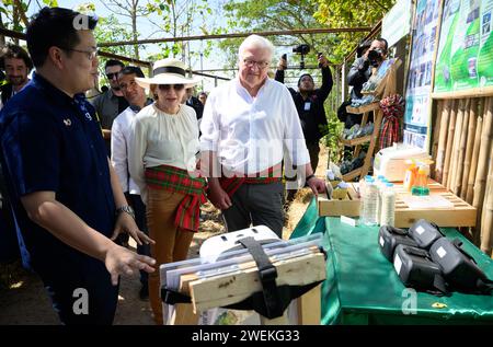 Ubon Ratchathani, Thailand. Januar 2024. Bundespräsident Frank-Walter Steinmeier und seine Frau Elke Büdenbender besuchen einen Pilotbetrieb für nachhaltige Reiszucht und Landnutzung und lassen sich die Anbaumethoden erklären. Der Demonstrationsbetrieb zur Ausbildung lokaler Landwirte wird durch ein GIZ-Projekt unterstützt. Bundespräsident Steinmeier und seine Frau besuchen Vietnam und Thailand während einer viertägigen Reise nach Südostasien. Quelle: Bernd von Jutrczenka/dpa/Alamy Live News Stockfoto