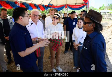 Ubon Ratchathani, Thailand. Januar 2024. Bundespräsident Frank-Walter Steinmeier und seine Frau Elke Büdenbender besuchen einen Pilotbetrieb für nachhaltige Reiszucht und Landnutzung und lassen sich die Anbaumethoden erklären. Der Demonstrationsbetrieb zur Ausbildung lokaler Landwirte wird durch ein GIZ-Projekt unterstützt. Bundespräsident Steinmeier und seine Frau besuchen Vietnam und Thailand während einer viertägigen Reise nach Südostasien. Quelle: Bernd von Jutrczenka/dpa/Alamy Live News Stockfoto