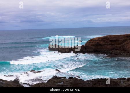 Aussichtspunkt in Los Hervideros. Die zerklüftete Lavaküste zwischen Playa Blanca und El Golfo. Felshöhlen. Kanarische Inseln, Lanzarote, Spanien. Stockfoto