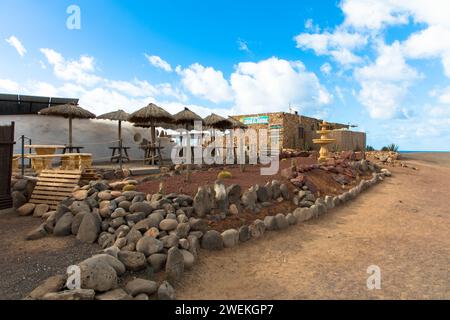 Bar mit wunderschönem Blick auf die Felsen über dem Papagayo Strand auf der Insel Lanzarote. Kanarische Inseln. Tourismus- und Urlaubskonzept. November 2023 Stockfoto