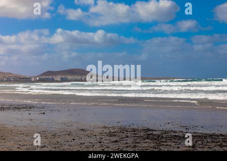 Berühmter Surferstrand Playa de Famara im Chinijo Naturpark in der Nähe des Dorfes Teguise. Lanzarote, Spanien, Europa Stockfoto