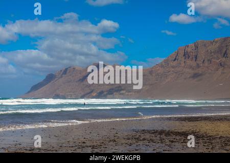 Berühmter Surferstrand Playa de Famara im Chinijo Naturpark in der Nähe des Dorfes Teguise. Lanzarote, Spanien, Europa Stockfoto