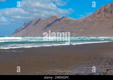 Berühmter Surferstrand Playa de Famara im Chinijo Naturpark in der Nähe des Dorfes Teguise. Lanzarote, Spanien, Europa Stockfoto