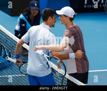 Melbourne, Australien. 26. Jan. 2024. L-R.. Novak Djokovic (SRB) gratuliert dem italienischen Tennisspieler Jannik Sinner zu seinem Sieg bei den Australian Open am Freitag, den 26. Januar 2024, im Melbourne Park. © Jürgen Hasenkopf / Alamy Live News Stockfoto
