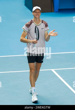 Melbourne, Australien. 26. Jan. 2024. Der italienische Tennisspieler Jannik Sinner feiert am Freitag, den 26. Januar 2024, während des Australian Open Turniers im Melbourne Park. © Jürgen Hasenkopf / Alamy Live News Stockfoto