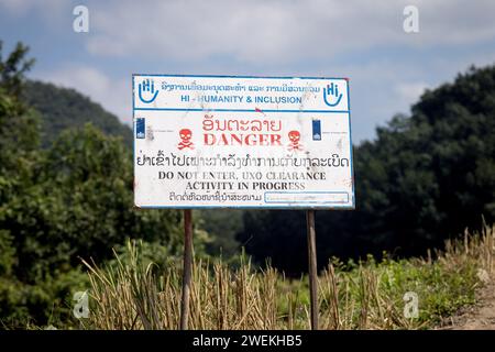 Am 25. Oktober 2023 steht in der Nähe von Muang Mai, Laos, neben einem Reisfeld, das mit einer nicht explodierten Verordnung (UXO) übersät ist, die nach dem Bombenangriff der Vereinigten Staaten während des Vietnamkriegs im Boden begraben bleibt. Die Räumung des Standorts erfolgt durch Feldbetreiber oder Minenräumer, die für die internationale Nichtregierungsorganisation Humanity and Inclusion arbeiten. Stockfoto