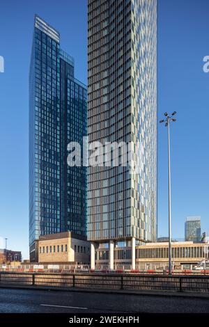 Portraitbild der Wohnsiedlungen im Elizabeth Tower der Blade und der Crown Street in Manchester, Großbritannien Stockfoto