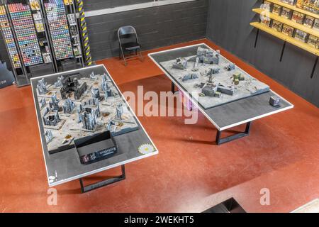 Warhammer Gaming Boards mit Verteidigung in einem Gaming-Einzelhandelszentrum. Stockfoto