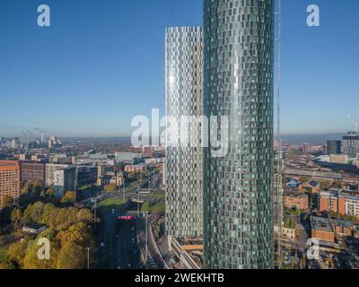 Luftaufnahme des Blade und der Three60 Wohntürme mit dem Stadtzentrum von Manchester im Hintergrund, aufgenommen an einem sonnigen blauen Himmel Stockfoto