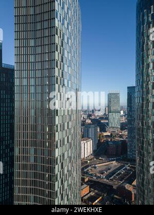 Luftbild des Blade Wohnturms mit den Entwicklungen Three60 und Crown Street, Teil der Entwicklung New Jackson in Manchester, Großbritannien Stockfoto
