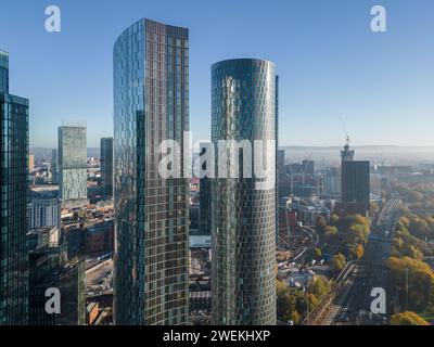 Luftaufnahme des Blade und der Three60 Wohntürme mit dem Stadtzentrum von Manchester im Hintergrund, aufgenommen an einem sonnigen blauen Himmel Stockfoto