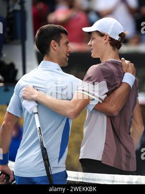 Melbourne, Australien. Januar 2024. Jannik Sinner (R) aus Italien begrüßt Novak Djokovic aus Serbien nach dem Halbfinale ihrer Männer beim Australian Open Tennis Turnier in Melbourne, Australien, 26. Januar 2024. Quelle: Ma Ping/Xinhua/Alamy Live News Stockfoto