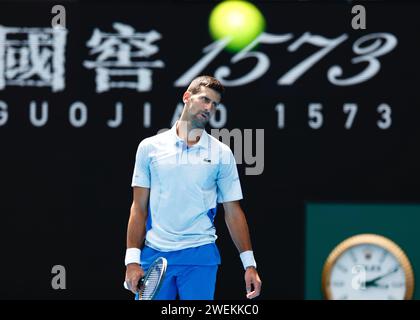 Melbourne, Australien. Januar 2024. Novak Djokovic aus Serbien reagiert im Halbfinale seiner Männer gegen Jannik Sinner aus Italien beim Australian Open Tennis Turnier in Melbourne, Australien am 26. Januar 2024. Quelle: Chu Chen/Xinhua/Alamy Live News Stockfoto