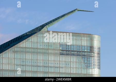 Der Kupferdachrücken und die Verglasung des Urbis-Gebäudes, in dem sich das National Football Museum in Manchester befindet. Auf einem schönen. Klarer Nachmittag Stockfoto