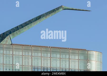 Der Kupferdachrücken und die Verglasung des Urbis-Gebäudes, in dem sich das National Football Museum in Manchester befindet. Auf einem schönen. Klarer Nachmittag Stockfoto