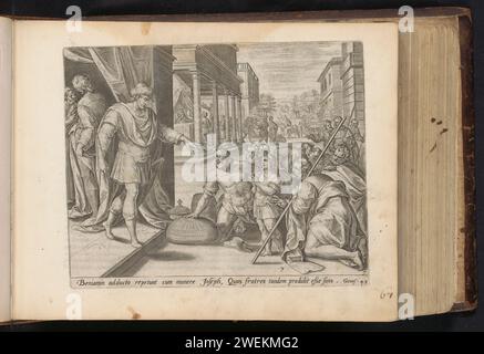 Jozefs Brüder mit Benjamin für Jozef, 1646 Druck Jozefs Brüder und ihr kleiner Bruder Benjamin kehrten nach Ägypten zurück und knien für Joseph. Er lädt sie zu einem Essen ein. Hinten links sitzen die Brüder zu Joseph zum Essen. Ganz im Hintergrund ist die Fortsetzung der Geschichte zu sehen: Der silberne Becher Josephs befindet sich in Benjamins Tasche. Unter der Aufführung ist ein lateinischer Verweis auf den Bibeltext in Gen. 43. Dieser Ausdruck ist Teil eines Albums. Papierstich Joseph empfängt seine Brüder und Benjamin. Das fest in Josephs Haus: Das Staunen seiner Brüder über das Meer Stockfoto