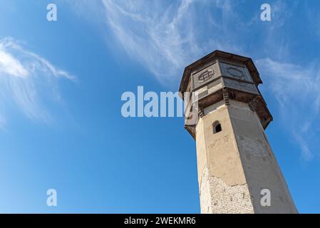Alte Wasserturm gegen den blauen Himmel. Stockfoto