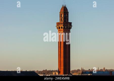 HMP Manchester Tower, ein denkmalgeschütztes Gebäude in Manchester. Das ehemalige Strangeways Gefängnis wurde an einem klaren, sonnigen späten Nachmittag aufgenommen Stockfoto