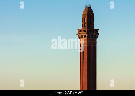 HMP Manchester Tower, ein denkmalgeschütztes Gebäude in Manchester. Das ehemalige Strangeways Gefängnis wurde an einem klaren, sonnigen späten Nachmittag aufgenommen Stockfoto