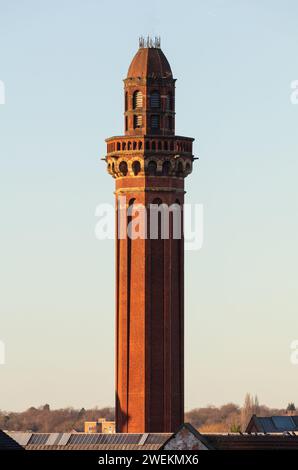 HMP Manchester Tower, ein denkmalgeschütztes Gebäude in Manchester. Das ehemalige Strangeways Gefängnis wurde an einem klaren, sonnigen späten Nachmittag aufgenommen Stockfoto