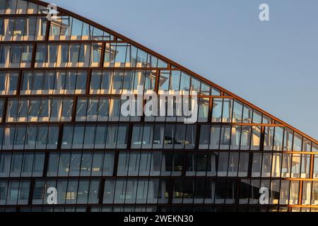Bild der höheren Ebenen des Wahrzeichens One Angel Square in Manchester, Großbritannien, Heimat der Co-operative Group. Aufgenommen in der schönen Sonne in goldener Stunde Stockfoto