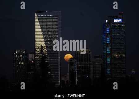 Mexiko-Stadt. Januar 2024. Dieses Foto, aufgenommen am 25. Januar 2024, zeigt den Vollmondaufgang über Mexiko-Stadt, Mexiko. Quelle: Francisco Canedo/Xinhua/Alamy Live News Stockfoto