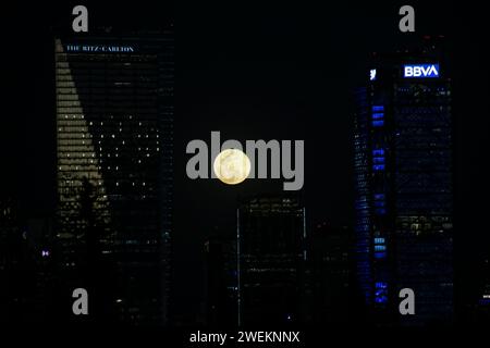 Mexiko-Stadt. Januar 2024. Dieses Foto, aufgenommen am 25. Januar 2024, zeigt den Vollmondaufgang über Mexiko-Stadt, Mexiko. Quelle: Francisco Canedo/Xinhua/Alamy Live News Stockfoto