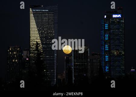 Mexiko-Stadt. Januar 2024. Dieses Foto, aufgenommen am 25. Januar 2024, zeigt den Vollmondaufgang über Mexiko-Stadt, Mexiko. Quelle: Francisco Canedo/Xinhua/Alamy Live News Stockfoto