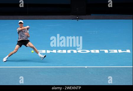 Melbourne, Australien. Januar 2024. Jannik Sinner of Italy trifft im Halbfinale der Männer gegen Novak Djokovic aus Serbien beim Australian Open Tennis Turnier in Melbourne, Australien, am 26. Januar 2024. Quelle: Ma Ping/Xinhua/Alamy Live News Stockfoto