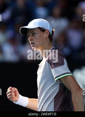 Melbourne, Australien. Januar 2024. Jannik Sinner of Italy feiert im Halbfinale der Männer gegen Novak Djokovic aus Serbien beim Australian Open Tennis Turnier in Melbourne, Australien am 26. Januar 2024. Quelle: Ma Ping/Xinhua/Alamy Live News Stockfoto
