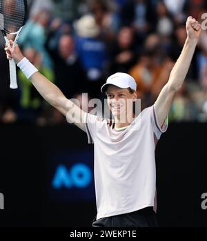 Melbourne, Australien. Januar 2024. Jannik Sinner of Italy feiert nach dem Sieg im Halbfinale der Männer gegen Novak Djokovic aus Serbien beim Australian Open Tennis Turnier in Melbourne, Australien, am 26. Januar 2024. Quelle: Ma Ping/Xinhua/Alamy Live News Stockfoto