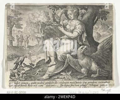 SENSE Face, Nicolaes de Bruyn, nach Maerten de Vos, 1581–1656 Printfrau als Personifikation des SENSE Face in der Landschaft sitzend, schaut sie in einen Spiegel, während ein Raubvogel mit gespreizten Flügeln neben ihr steht. Eine Szene aus der Genesis ist im Hintergrund zu sehen, Gott zeigt Adam und Eva den Baum der Erkenntnis von gut und Böse. In Rand unter zwei Zeilen lateinisch. Papiergravur Sight, Look (einer der fünf Sinne). Das Gebot der Prüfung: Gott warnt Adam und Eva, nicht vom Baum der Erkenntnis von gut und Böse zu essen Stockfoto