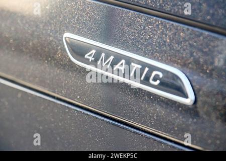 Berlin - 20. August 2022: Mercedes-Benz AMG Silver SLS Chrom AMG 4matic Logo Embleme Nahaufnahme selektiver Fokus. Stockfoto