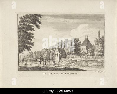 Blick auf den Slijkpoort in Amersfoort, Hendrik Spilman, 1742 - 1784 Print Blick auf den Slijkpoort in Amersfoort mit einer Brücke über den Singel und ganz rechts das Onze-Lieve-Vrouwetoren. Papierätzung / Gravur Stadttor. Brücke Slijkpoort. Onze-Lieve-Vrouwetoren Stockfoto